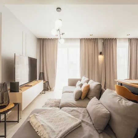 Luxury Penthouse Jacuzzi, Bbq Terrace & Pool Table Apartment