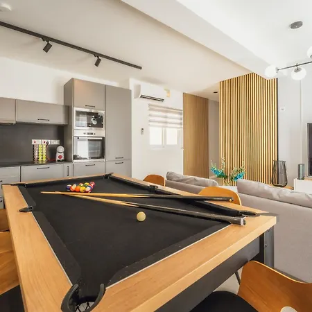 Luxury Penthouse Jacuzzi, Bbq Terrace & Pool Table Apartment *