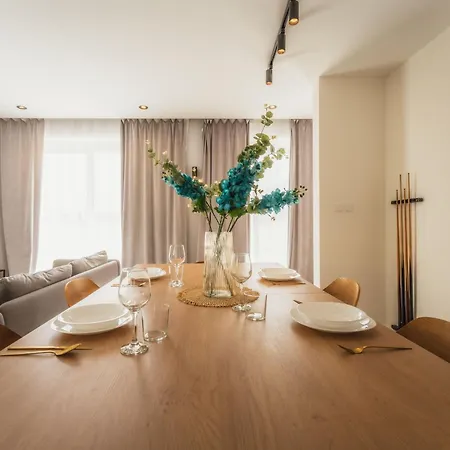 Luxury Penthouse Jacuzzi, Bbq Terrace & Pool Table Apartment