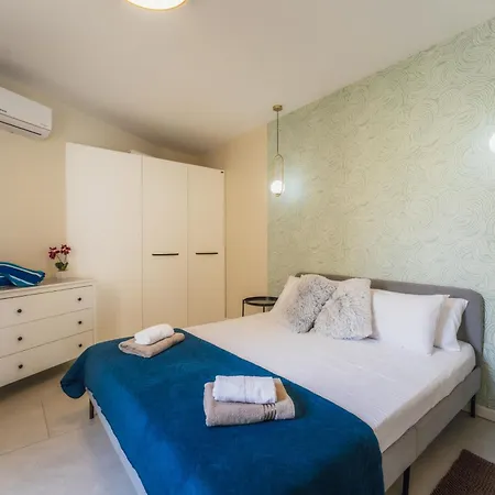 Luxury Penthouse Jacuzzi, Bbq Terrace & Pool Table Apartment *