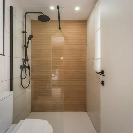 Luxury Penthouse Jacuzzi, Bbq Terrace & Pool Table Apartment *